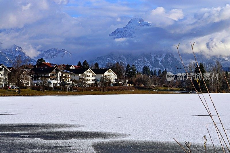 霍芬湖，背景是Säuling, Ost-Allgäu，德国巴伐利亚。